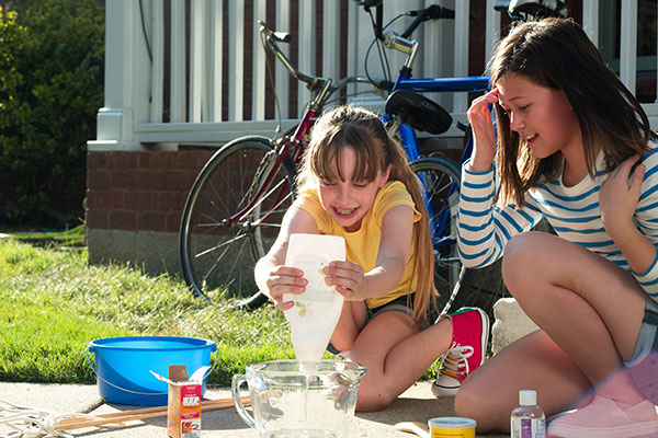 Brand_Image_Still_Bubble-Maker_Two-Girls-Make-Soap-Mix-for-Bubbles_DSCF9022_00000_JPEG_small Brand_Image_Still_Bubble-Maker_Two-Girls-Make-Soap-Mix-for-Bubbles_DSCF9022_00000_JPEG_small